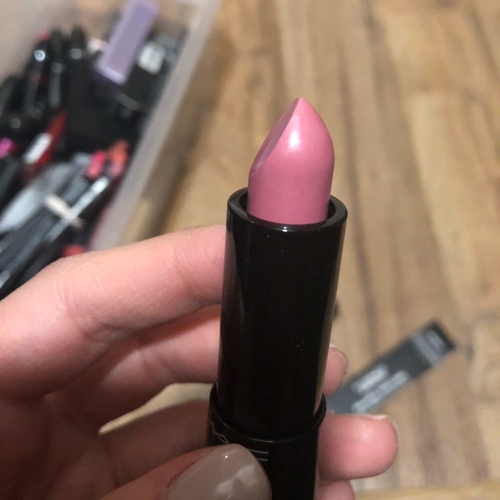 MAC creamy light pink lipstick